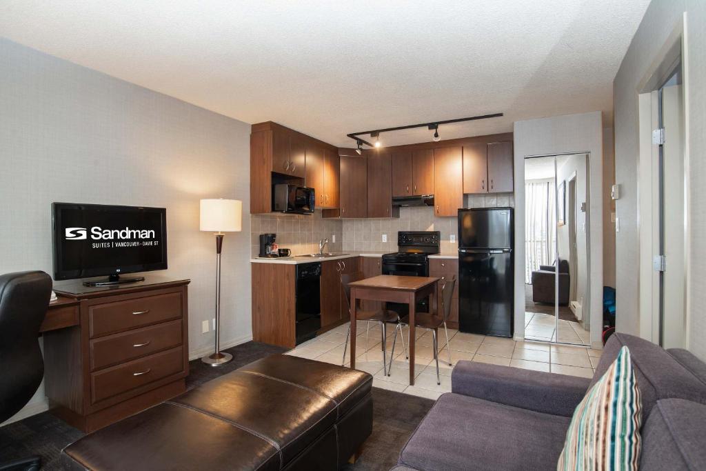 Kuchyň nebo kuchyňský kout v ubytování Sandman Suites Vancouver on Davie