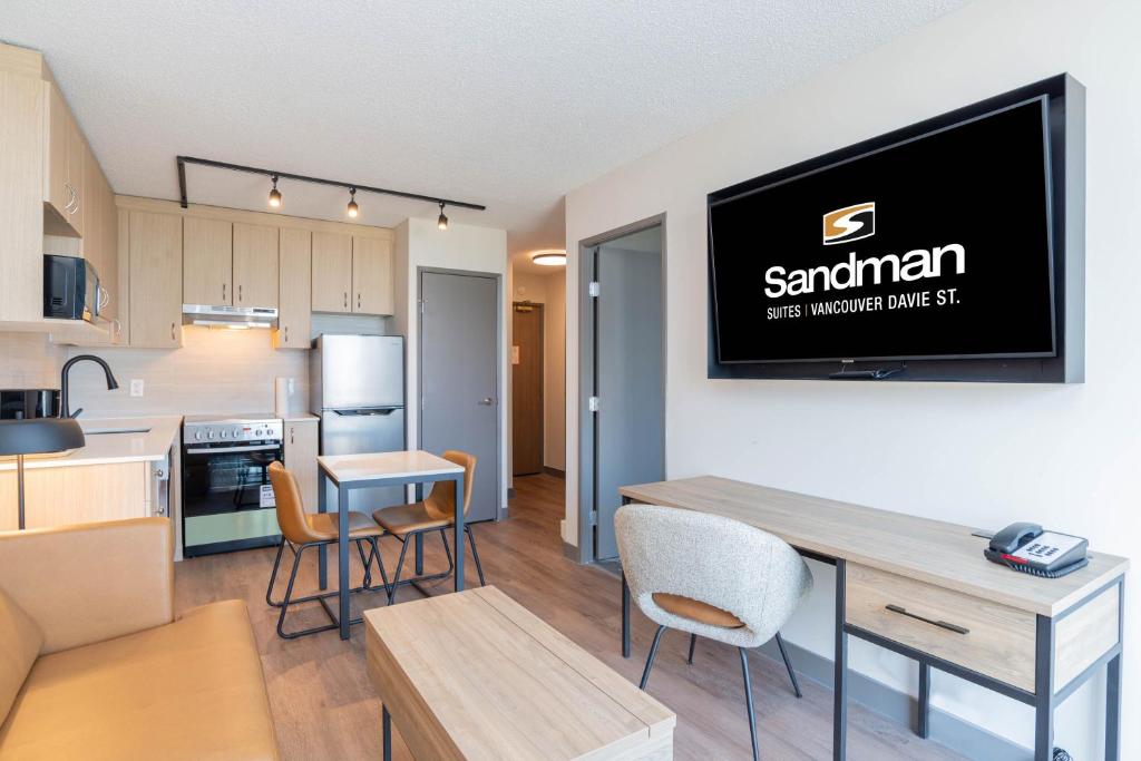 Kuchyň nebo kuchyňský kout v ubytování Sandman Suites Vancouver on Davie