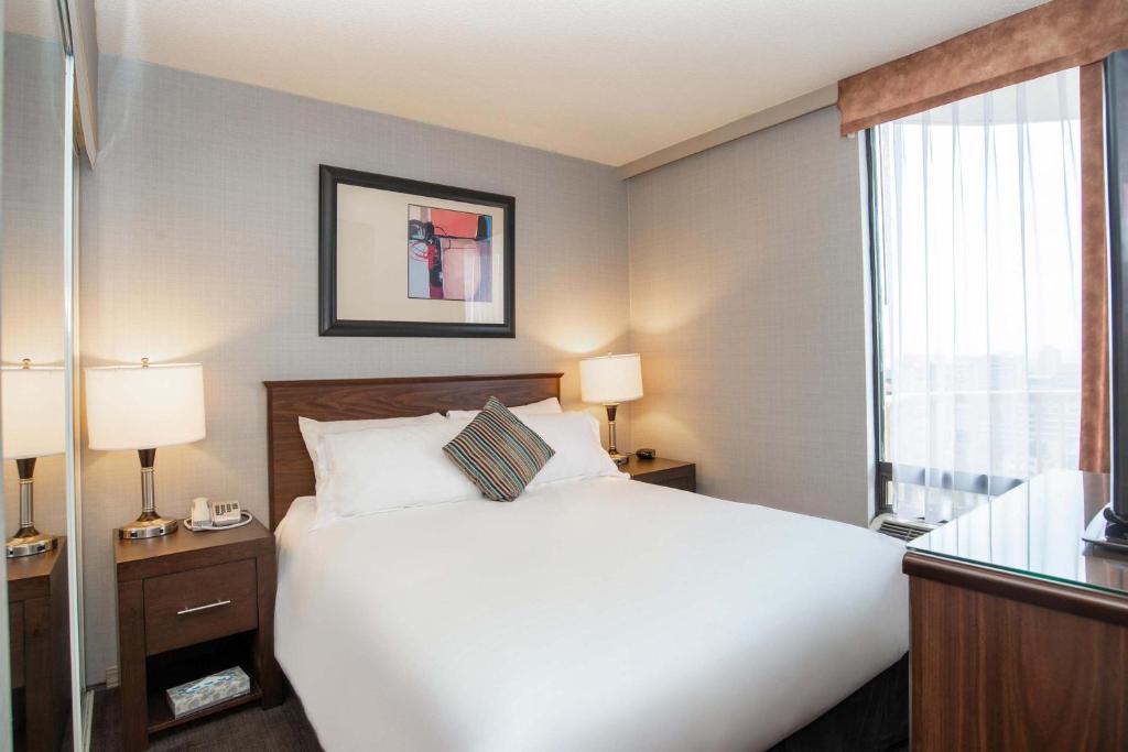 Postel nebo postele na pokoji v ubytování Sandman Suites Vancouver on Davie