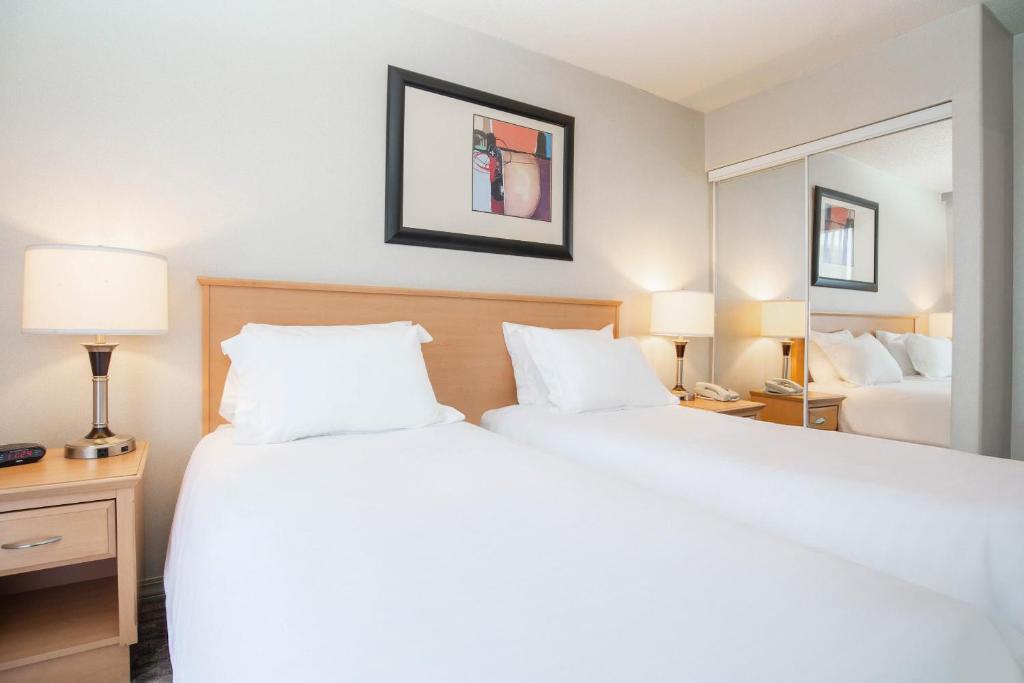 Postel nebo postele na pokoji v ubytování Sandman Suites Vancouver on Davie