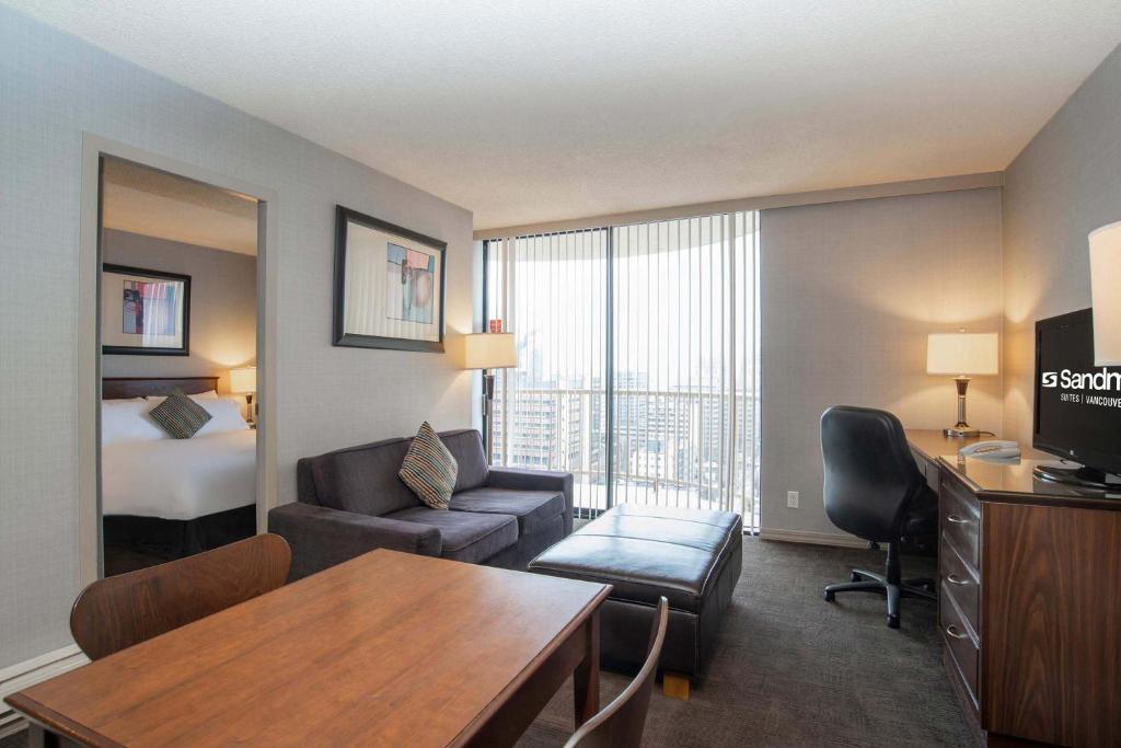 TV a/nebo společenská místnost v ubytování Sandman Suites Vancouver on Davie