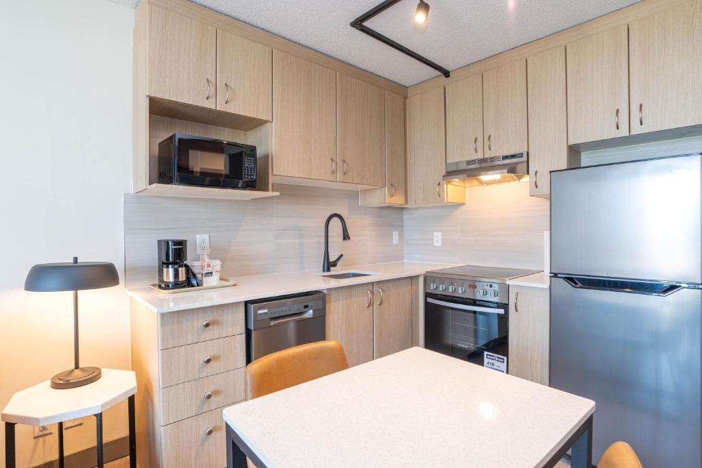 Kuchyň nebo kuchyňský kout v ubytování Sandman Suites Vancouver on Davie