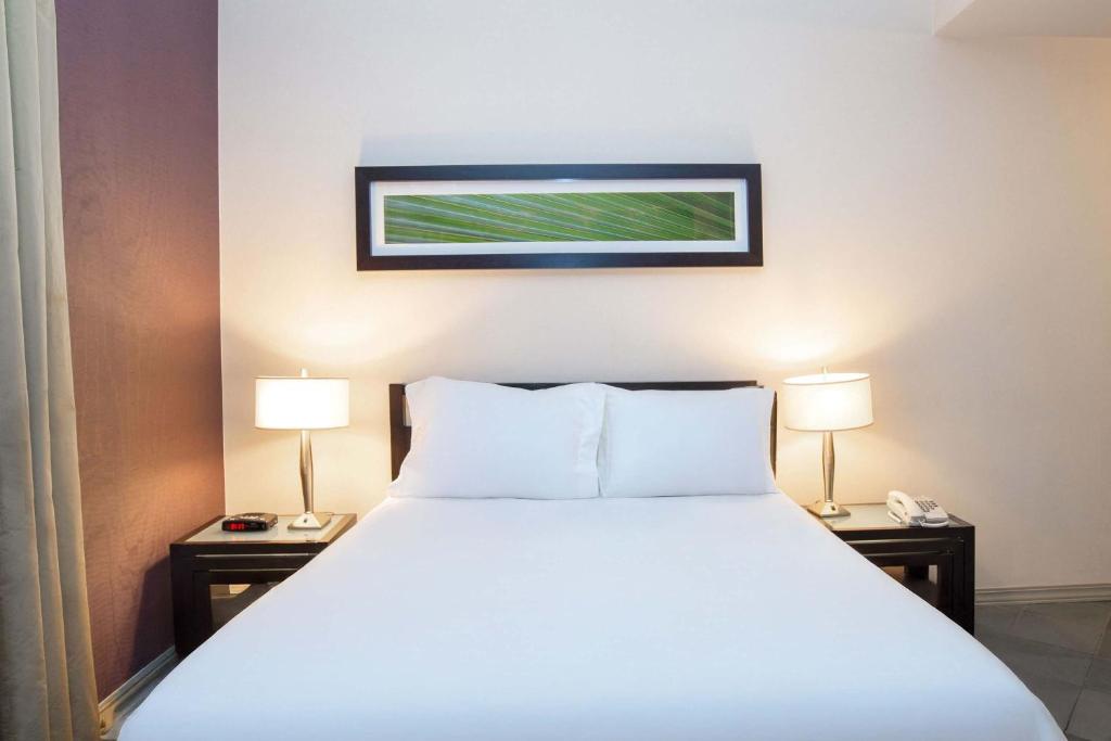 Postel nebo postele na pokoji v ubytování Sandman Suites Vancouver on Davie