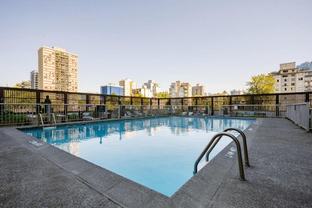 Bazén v ubytování Sandman Suites Vancouver on Davie nebo v jeho okolí