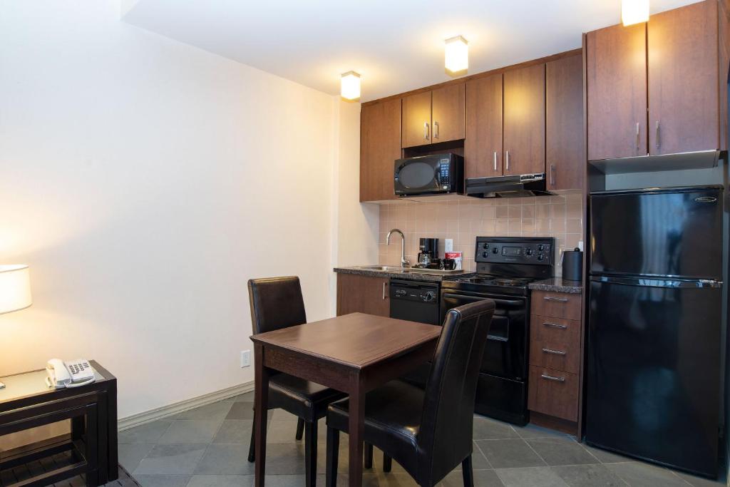 Kuchyň nebo kuchyňský kout v ubytování Sandman Suites Vancouver on Davie