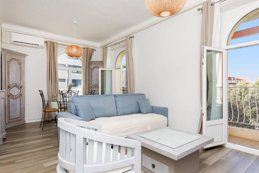 un salon avec un canapé et une table dans l'établissement JASMIN-Très chic 2 pièces, wifi, clim à 200 m Croisette, à Cannes