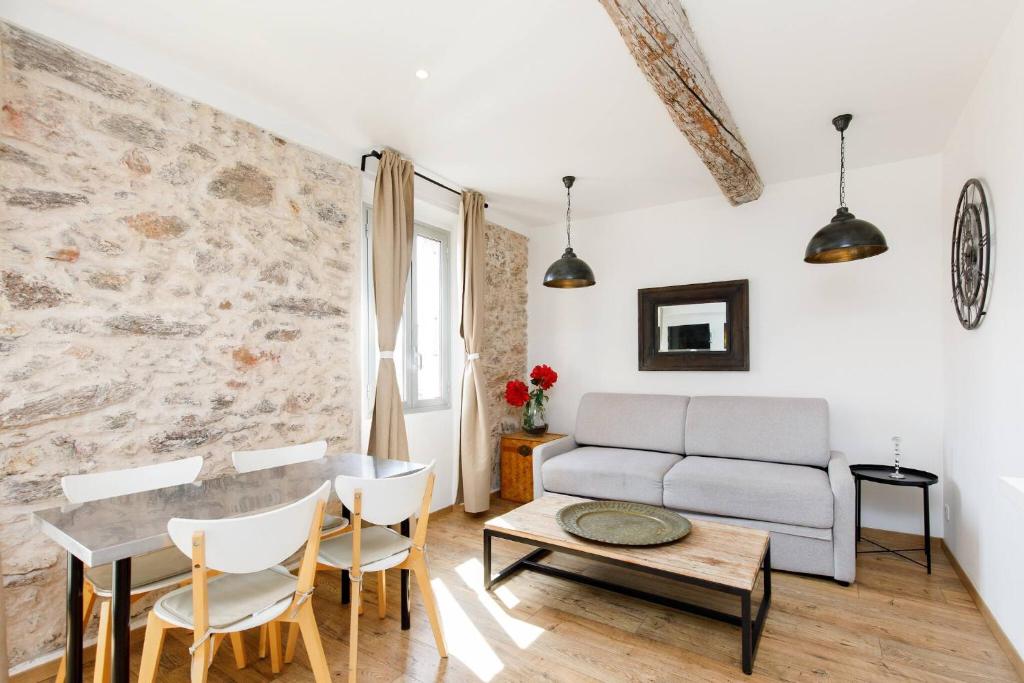 un salon avec un canapé et une table dans l'établissement ORIENT Ecrin moderne ,tout confort, 300 m Croisette, à Cannes