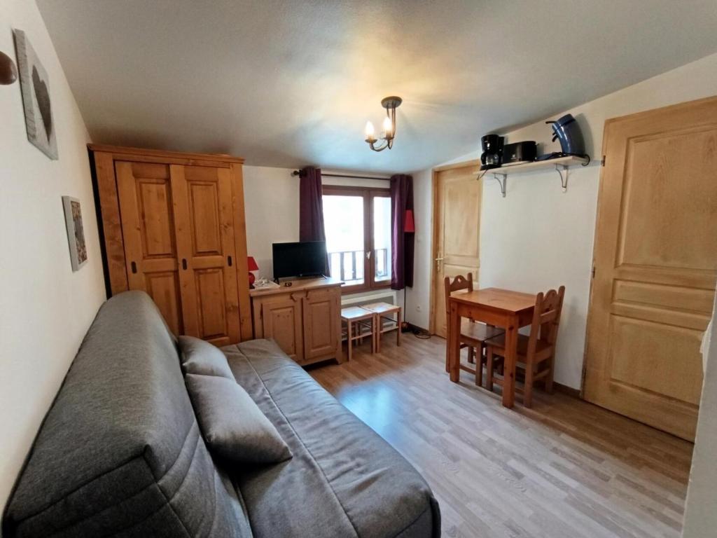 un salon avec un canapé et une table dans l'établissement Résidence Neige Et Golf - Petit studio cosy sans balcon exposé Nord mais en front de neige ! MAE-8854, à Montgenèvre