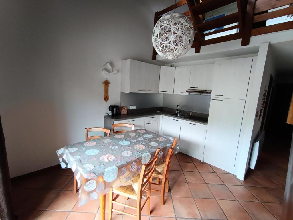 Kuchyňa alebo kuchynka v ubytovaní Résidence Korossol - Joli duplex au coeur du village MAE-8634