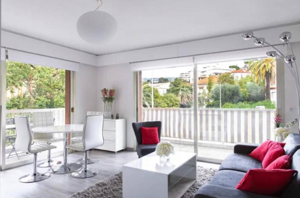 un salon avec un canapé et une table dans l'établissement ESCURIAL Bel appart rénové proche Croisette et plage, à Cannes
