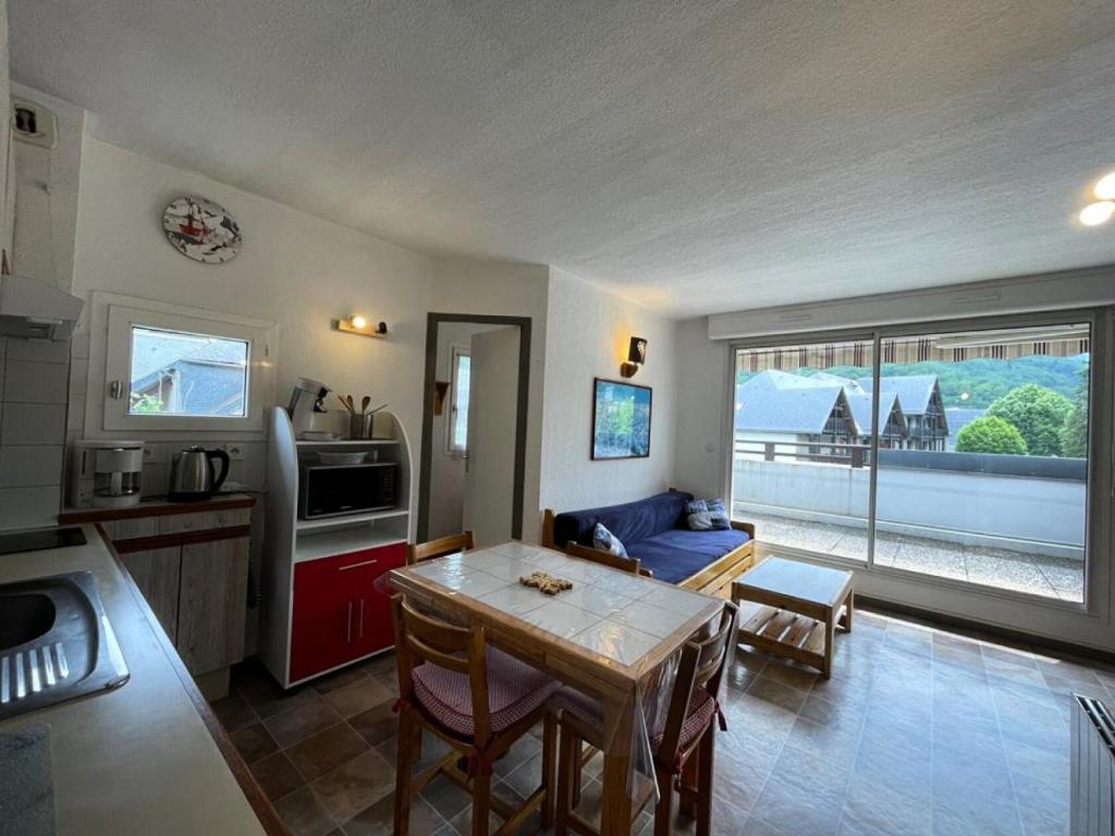 une cuisine et un salon avec une table et un canapé dans l'établissement Résidence Ondines - Appartement en duplex 4-6 Personnes au cœur du village MAE-6673, à Saint-Lary-Soulan