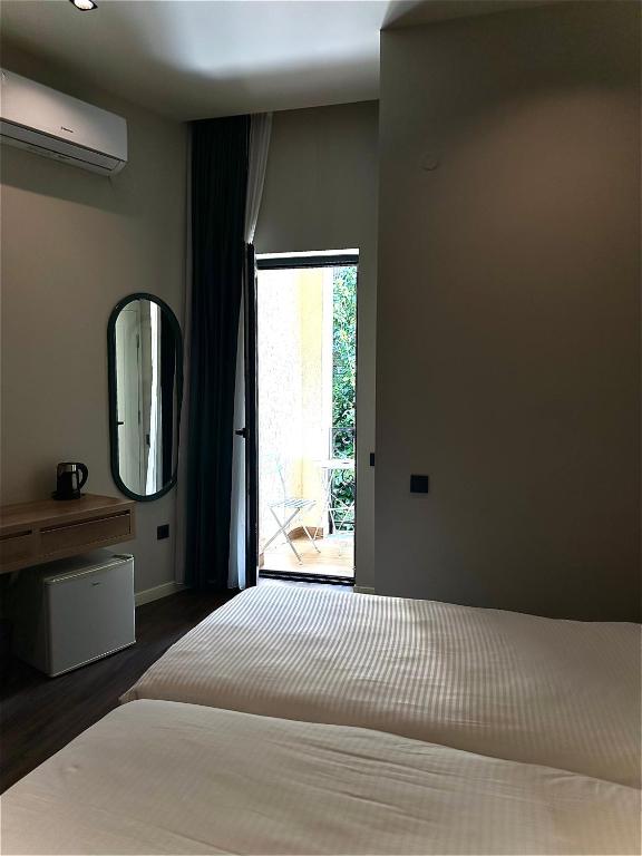 Postel nebo postele na pokoji v ubytování Central Hotel Kutaisi