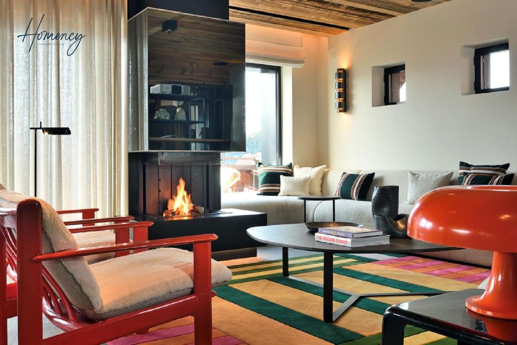 un salon avec un canapé et une cheminée dans l'établissement Homency - Chalet White Stone L'utop, à L'Alpe-d'Huez