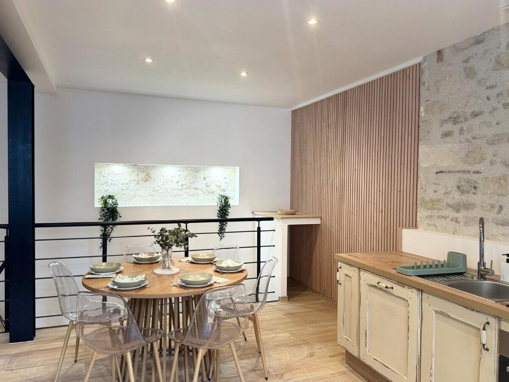 une cuisine avec une table et des chaises dans une pièce dans l'établissement Nouveauté! Tout juste rénové, à Saint-Benoît-sur-Loire