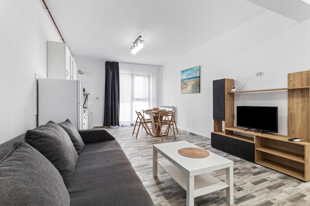 TV a/nebo společenská místnost v ubytování Azure Bliss Apartaments