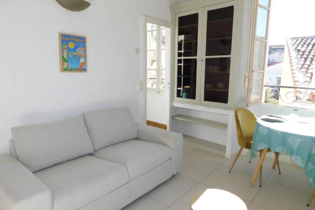 un salon blanc avec un canapé et une table dans l'établissement VINTAGE -Cosy nid douillet Vieil Antibes- Idéal couple, à Antibes