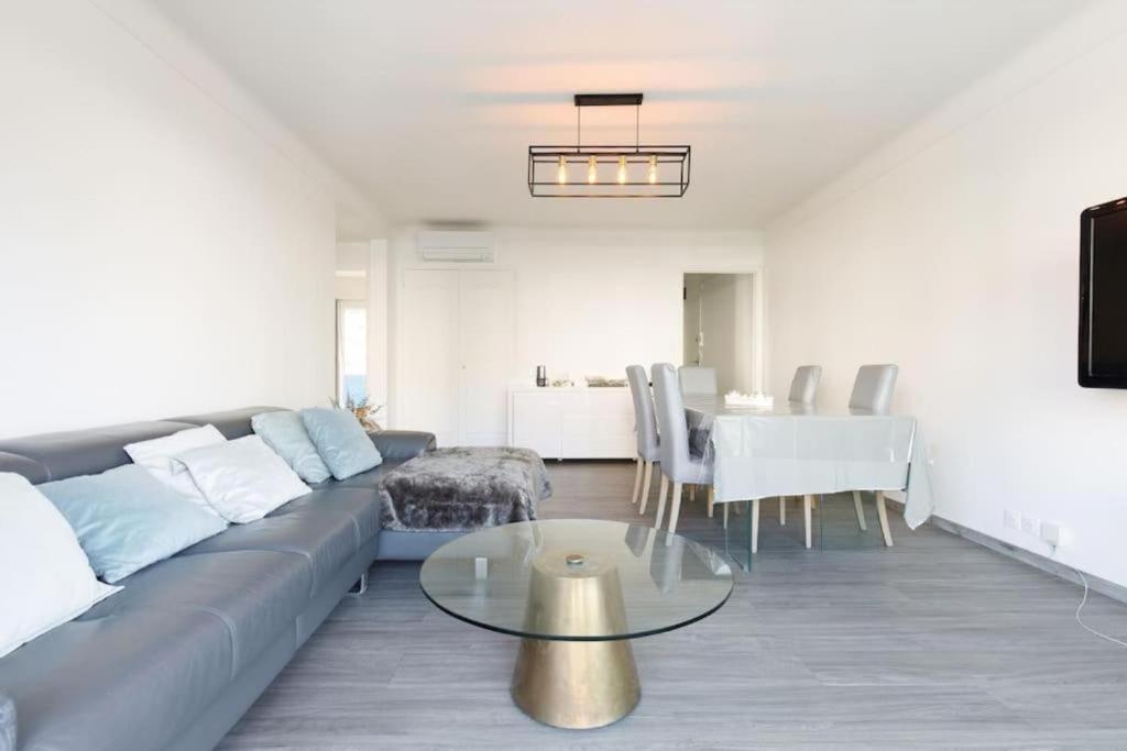 un salon avec un canapé et une table dans l'établissement COSY MOON 3P, wifi, climatisé, 6 pers, classé 3 étoiles, à Cannes