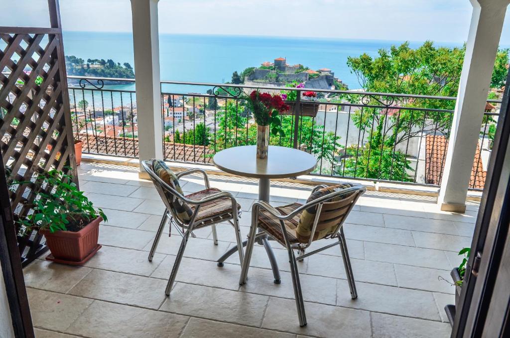 un tavolo e sedie su un balcone con vista sull'oceano di Apartments Cejovic a Ulcinj