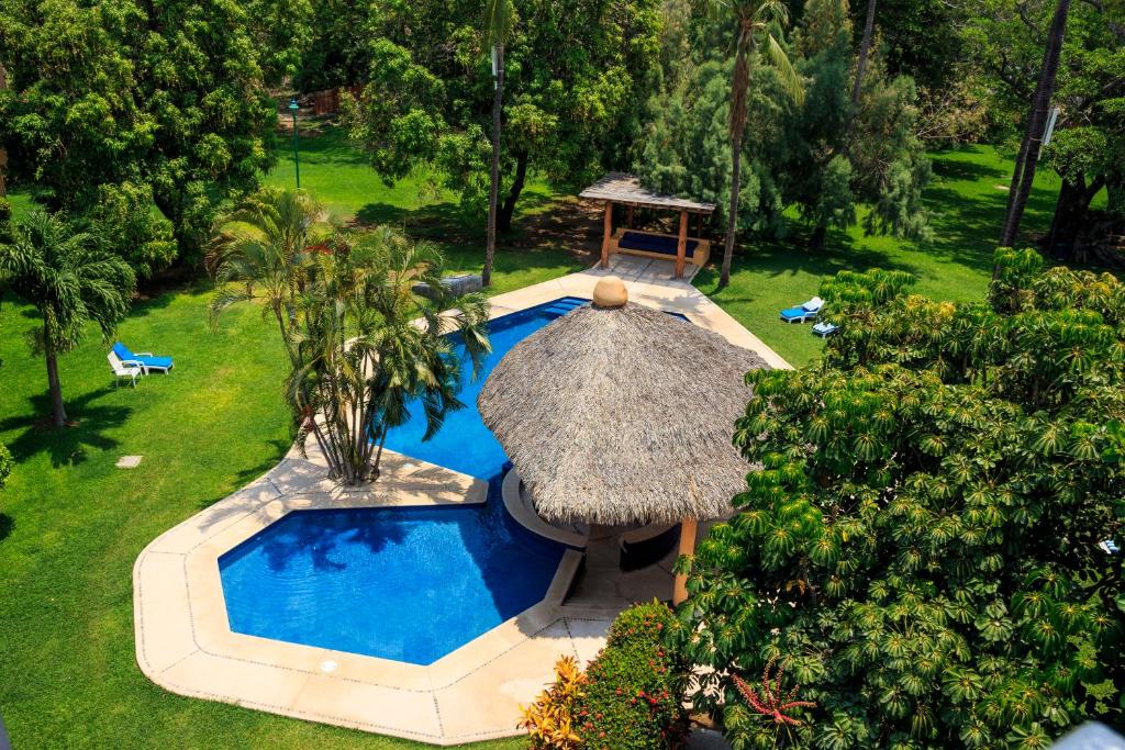 an aerial view of a swimming pool with an umbrella at Hotel Calli in Santo Domingo Tehuantepec