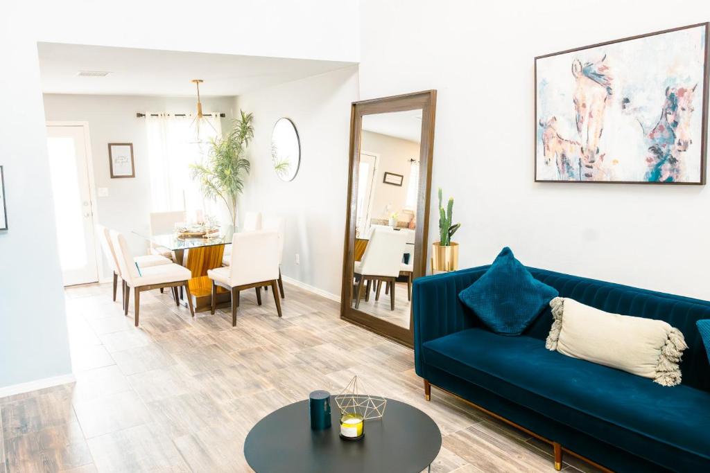 Χώρος καθιστικού στο Spacious 2-Story Contemporary Home 3BDRM + Loft