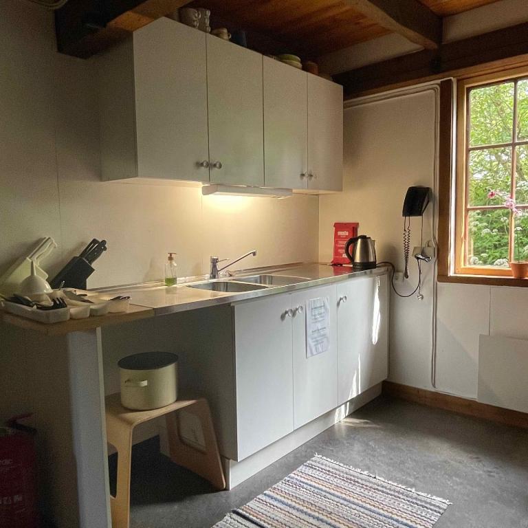 Kuchyň nebo kuchyňský kout v ubytování Klefstad gård