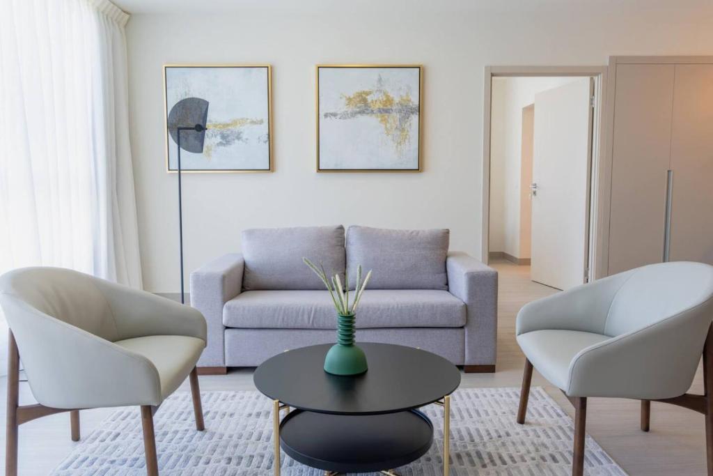Χώρος καθιστικού στο Modern 1-Bedroom with Park and Ocean Vistas – Panama City