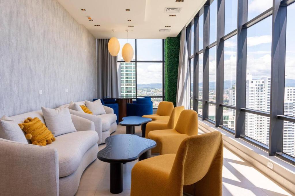 Posezení v ubytování Deluxe Condo Suite 2BR With City View