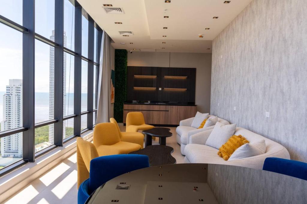 Posezení v ubytování Chic 1-Bedroom Overlooking the Pacific in Panama City
