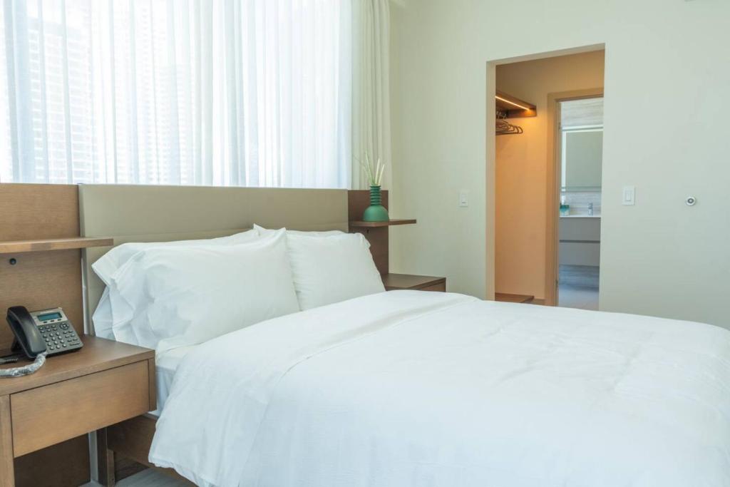 Postel nebo postele na pokoji v ubytování Spacious 1-Bedroom with Panoramic Ocean Views