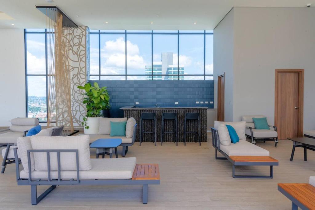 Posezení v ubytování Spacious 1-Bedroom with Panoramic Ocean Views