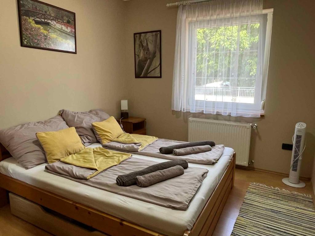 Posteľ alebo postele v izbe v ubytovaní Apartment Gyenesdias 19