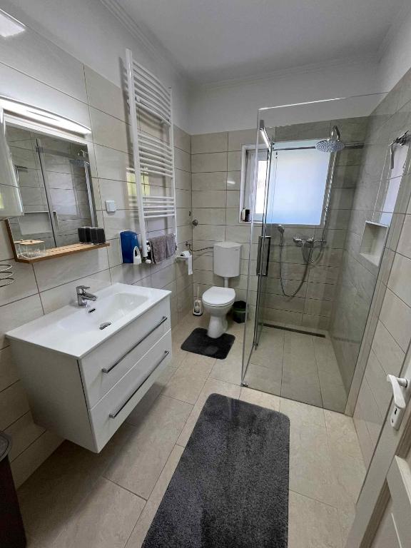 Kúpeľňa v ubytovaní Apartment Gyenesdias 19