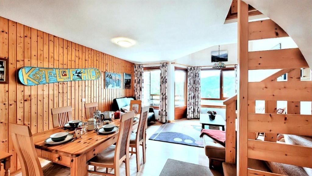 une salle à manger avec une table et des chaises en bois dans l'établissement Résidence Chavaniou - T3 au pied des pistes, secteur la Turche MAE-3491, aux Gets
