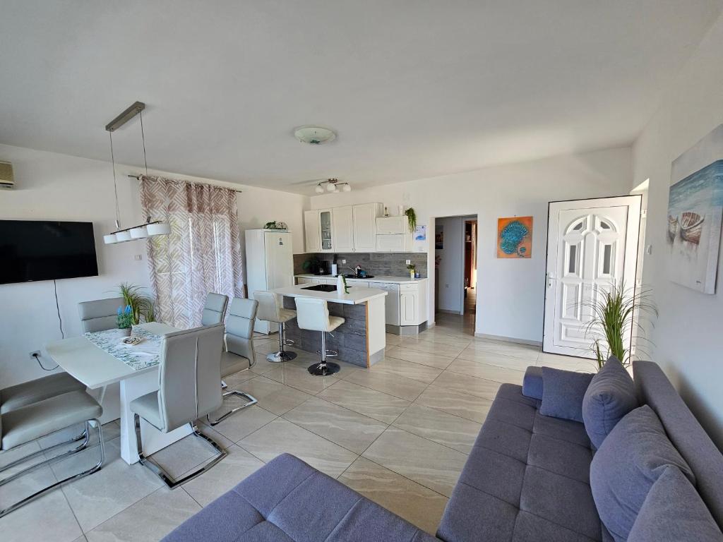 TV a/nebo společenská místnost v ubytování Apartments Dora