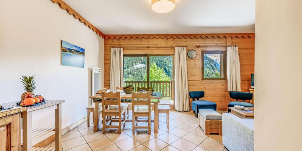 une cuisine et un salon avec une table et des chaises dans l'établissement Résidence Les Alpages - 3 Pièces pour 6 Personnes MAE-9621, à Champagny-en-Vanoise
