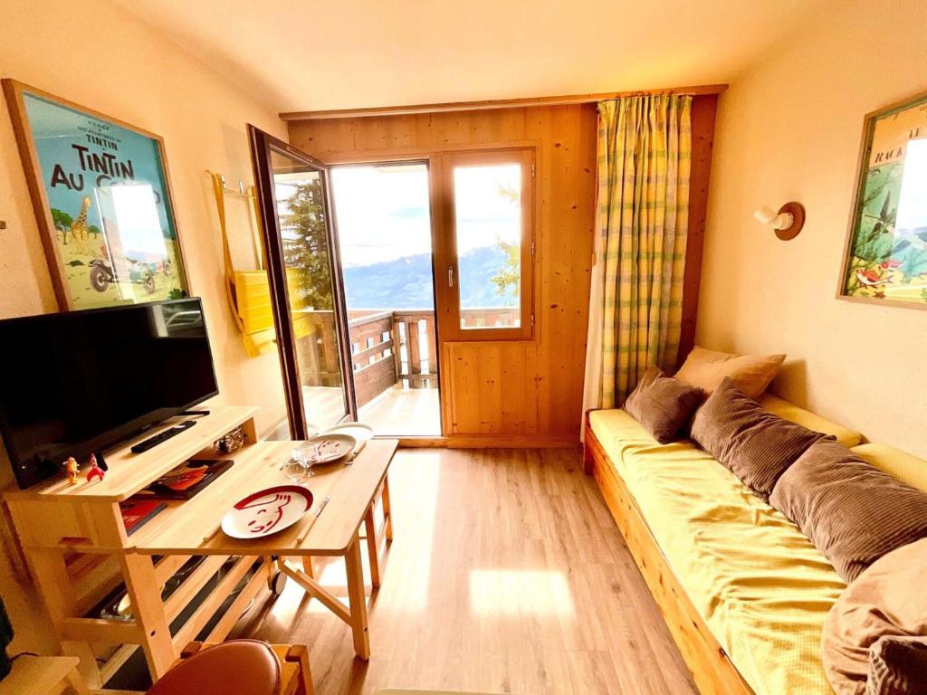 un salon avec un canapé et une table dans l'établissement Résidence La Vanoise - Studio 2 personnes Vanoise MAE-2051, à Montvalezan