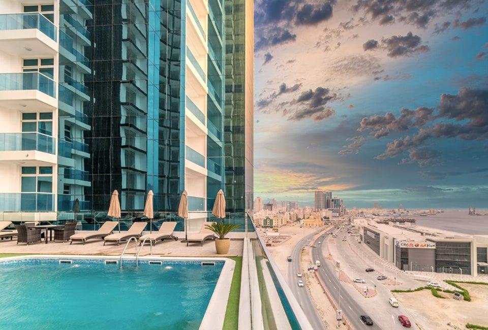 La alberca dentro o cerca de عجمان