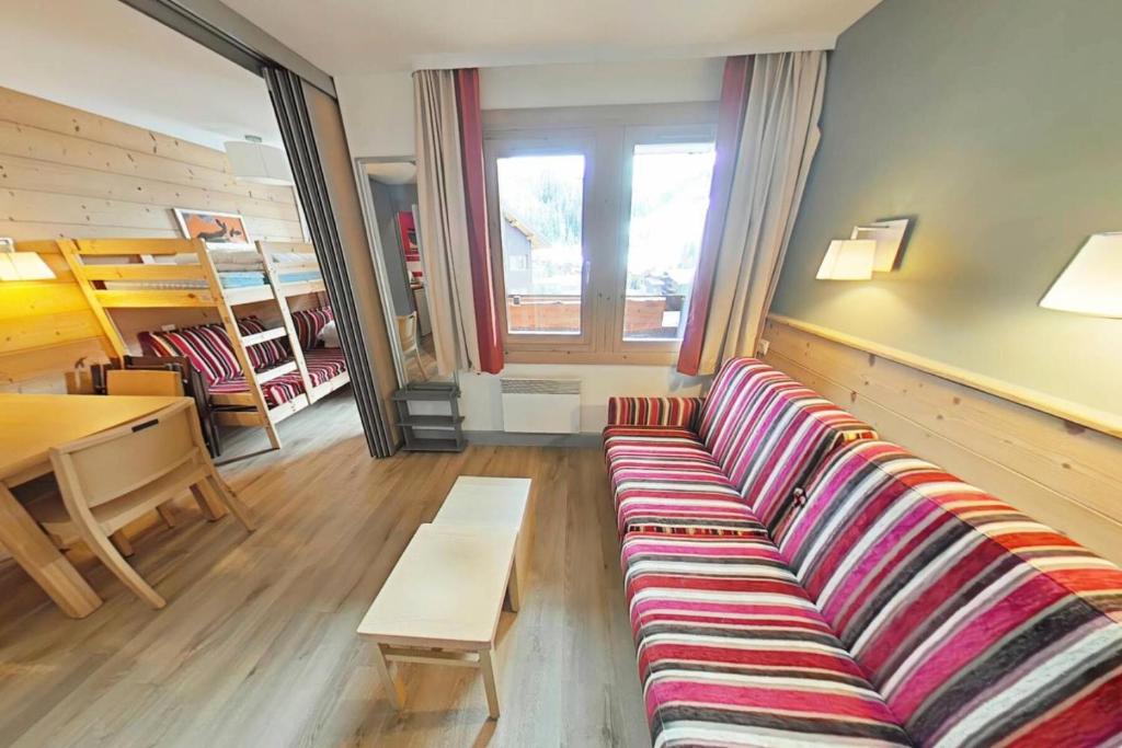un salon avec un canapé et une table dans l'établissement Résidence Soldanelle - Résidence SOLDANELLE N°414 MAE-1691, à La Plagne Tarentaise