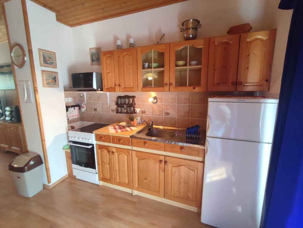 Fotografia z galérie ubytovania Apartment Balatonfenyves - Balaton 18360 v destinácii Balatonfenyves