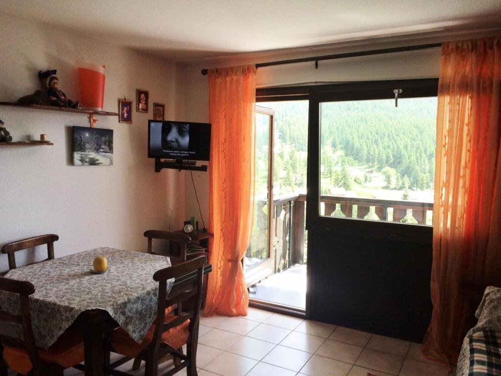 モンジェネヴルにあるChalet D'honorÉ - 2 pièces 4 pers face aux pistes MAE-7714のテーブルと大きな窓のあるダイニングルーム