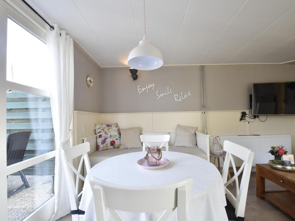 TV a/nebo společenská místnost v ubytování Beautiful Apartment in Callantsoog near Beach