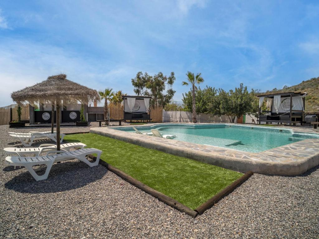 Basen w obiekcie Casa Crisantemo with sea view and pool in Adra lub w pobliżu