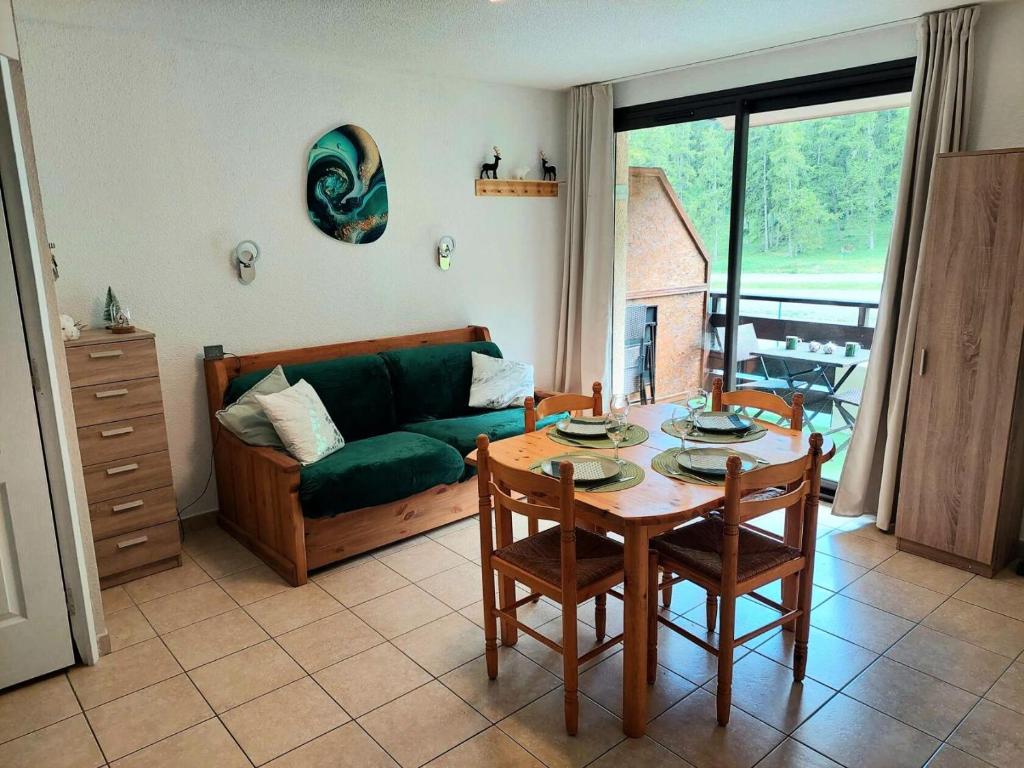 Χώρος καθιστικού στο Résidence Gardette - Joli T2 entièrement refait à neuf dans la station de Réallon A07 MAE-7323