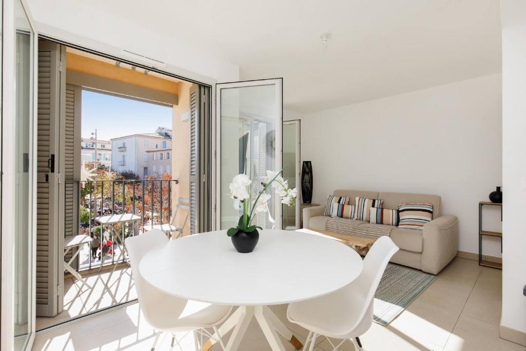 une salle à manger blanche avec une table et des chaises blanches dans l'établissement CALYPSO- Superbe perle, Vieil Antibes, wifi, climatisation, à Antibes