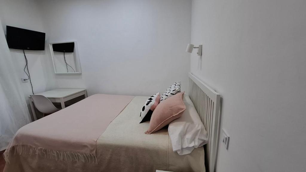 Postel nebo postele na pokoji v ubytování Hostal Bellas
