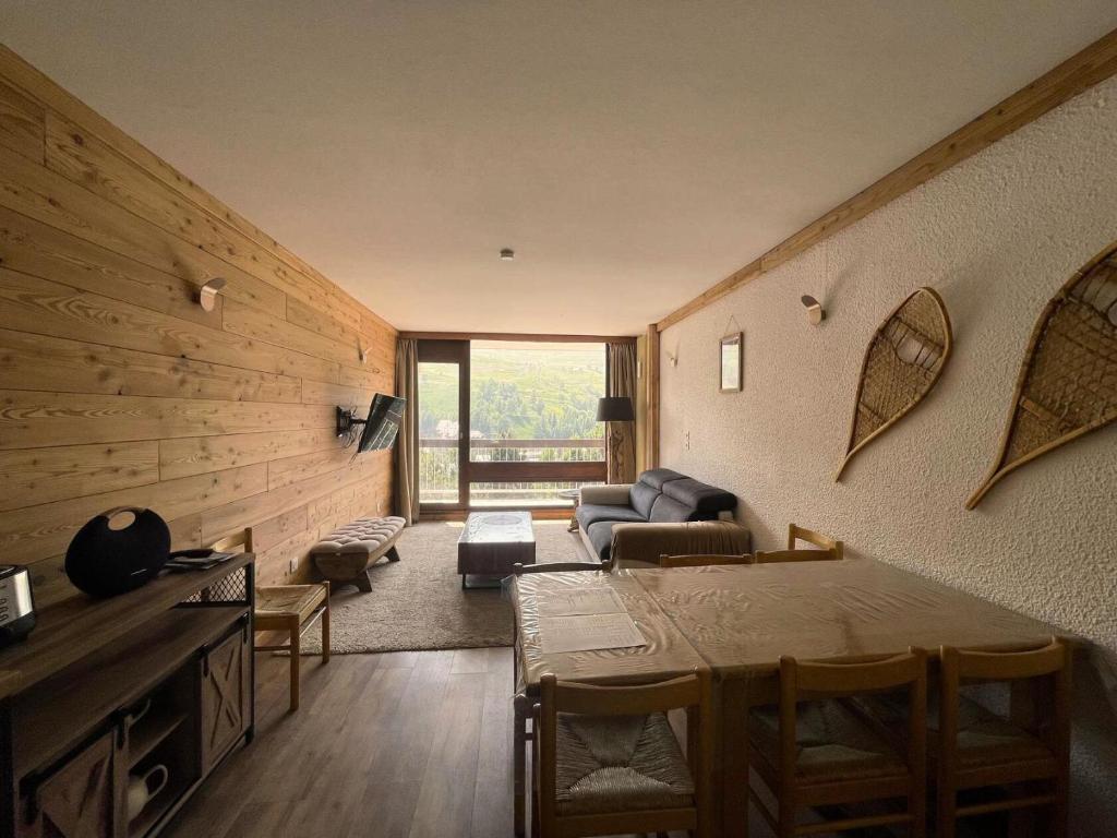 un salon avec un canapé et une table dans l'établissement Résidence Jandri - Super T3 à proximité des pistes et commodité, avec piscine de résidence MAE-5181, à Les Deux Alpes