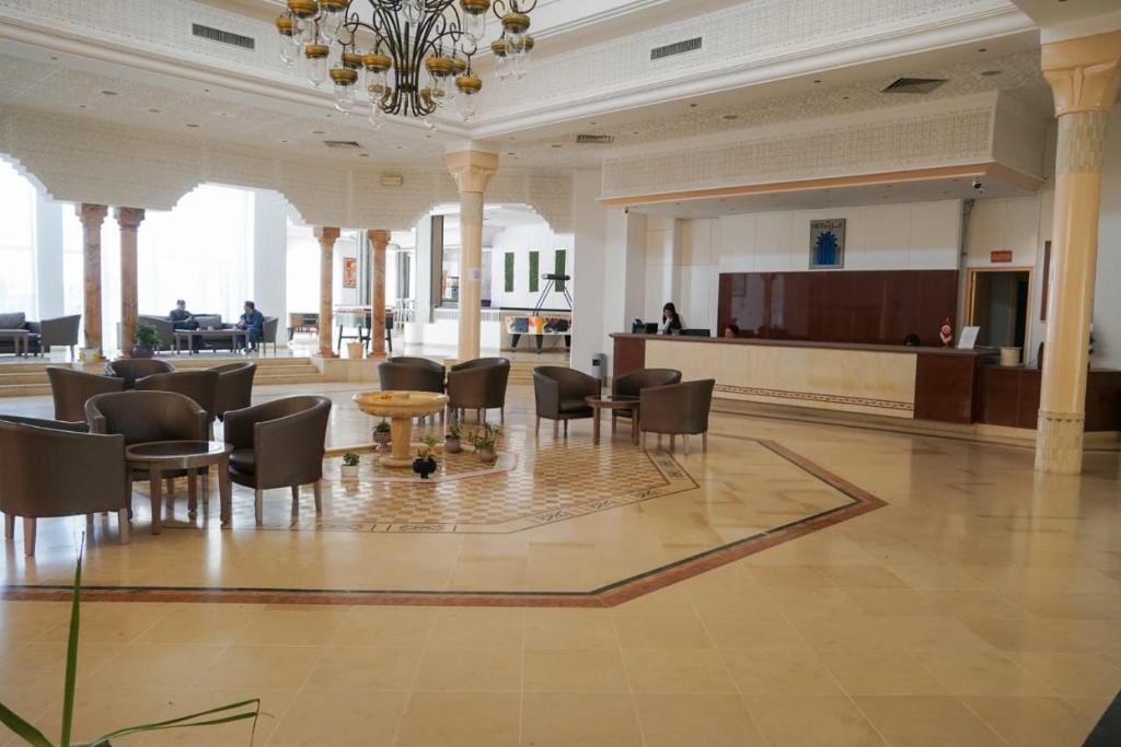 una hall con sedie e un tavolo in un edificio di Hôtel Excel KHIMA a Yasmine
