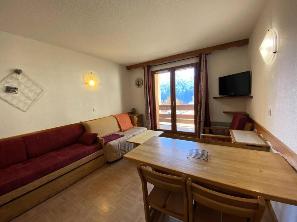 un salon avec un canapé et une table dans l'établissement Résidence Flocon D'or - Beau T2 dans une résidence au pieds des pistes MAE-5671, à Vénosc