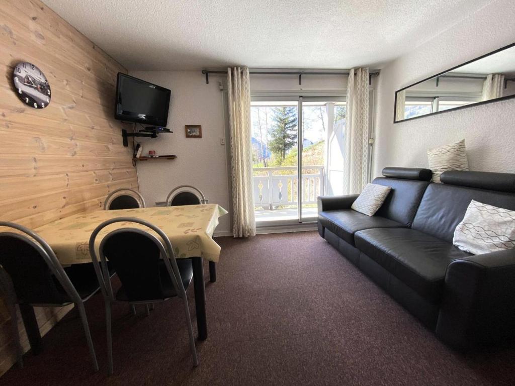 un salon avec un canapé et une table dans l'établissement Résidence Kandahar - Agréable studio au centre de la station MAE-5691, à Vénosc