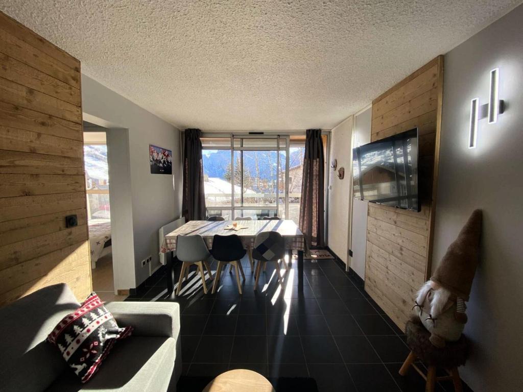 un salon avec une table et un canapé dans l'établissement Résidence Diamant 1 - Spacieux appartement en plein centre de la station des Deux Alpes MAE-1201, à Vénosc